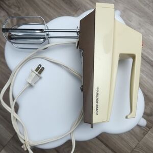 Vintage Hamilton Beach Electric 5 Speed Hand Held Mixer Model 58 120V. 90 Watts